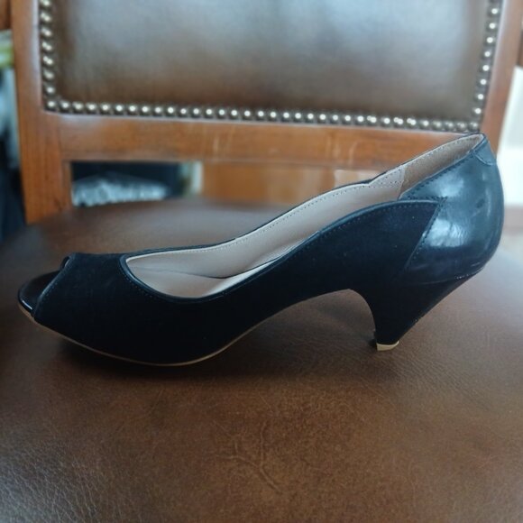 Sharp suede leather pumps. New and Unworn. - Picture 6 of 7
